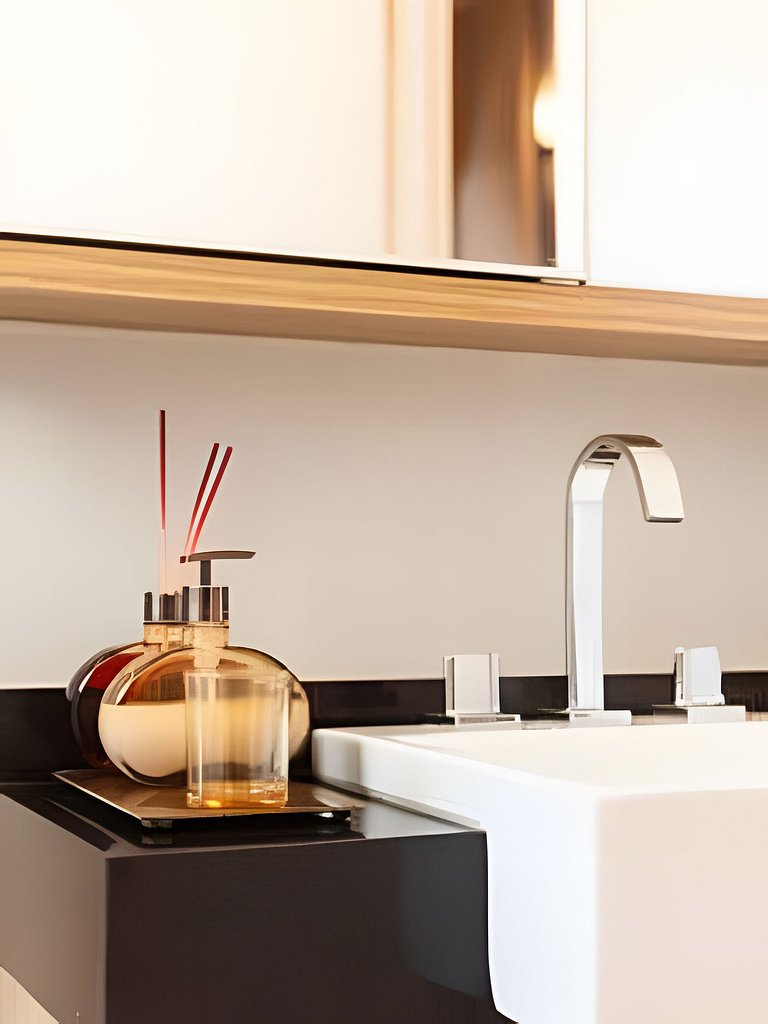 Sunny Studios Luxo by Robert Stays