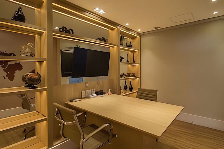 Sunny Studios Luxo by Robert Stays