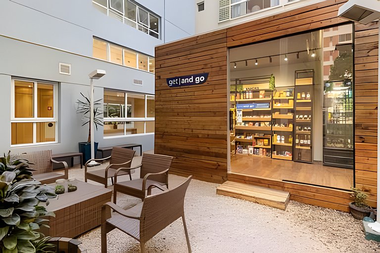 Sunny Studios Luxo by Robert Stays