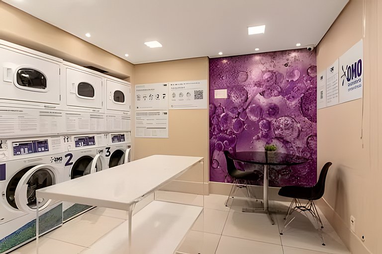 Sunny Studios Luxo by Robert Stays