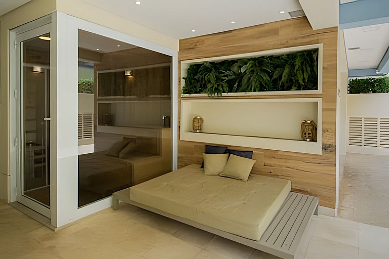 Sunny Studios Luxo by Robert Stays