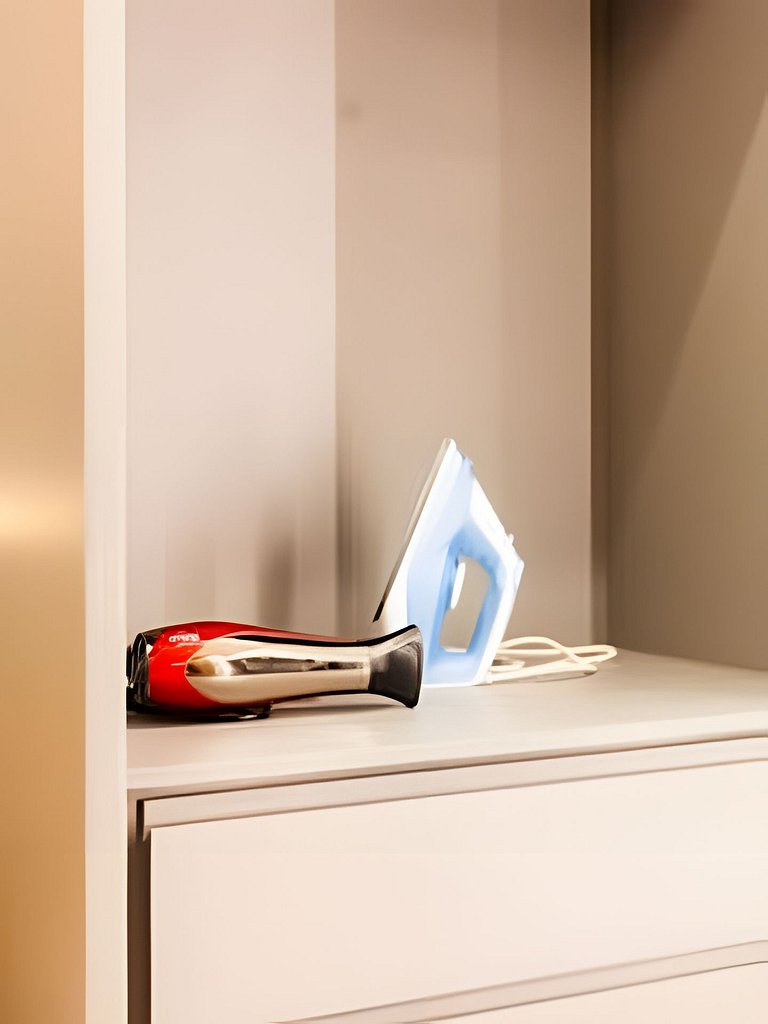 Sunny Studios Luxo by Robert Stays