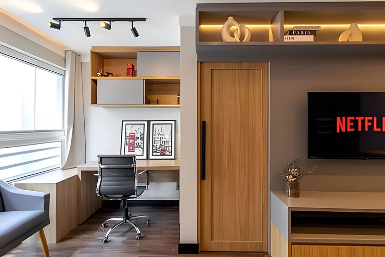 Sunny Studios Luxo by Robert Stays